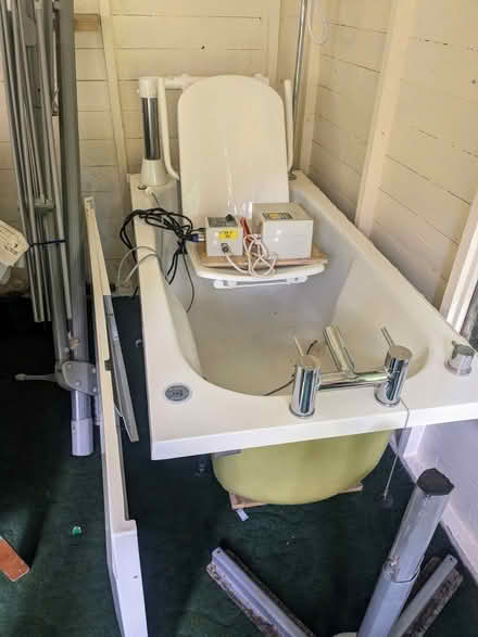 Photo of free Fully functional Gainsbourgh Bath with transfer chair (Inverleith EH3) #1