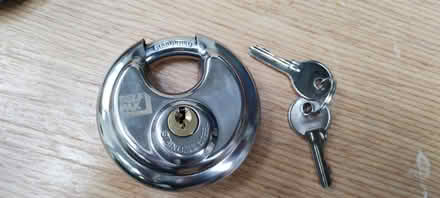 Photo of free Padlock & 2 keys, almost new (Central Watford WD17) #1
