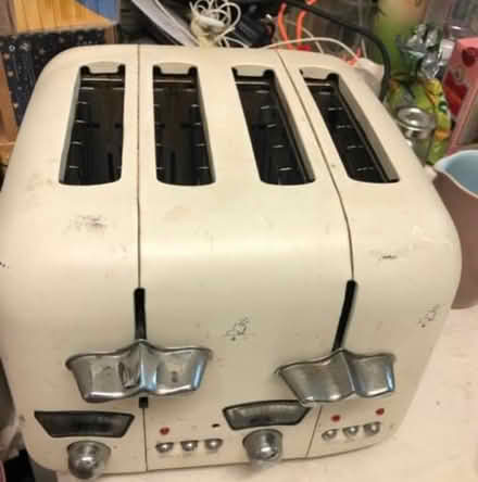 Photo of free Delonghi toaster 2 slices working (Brixton station) #1