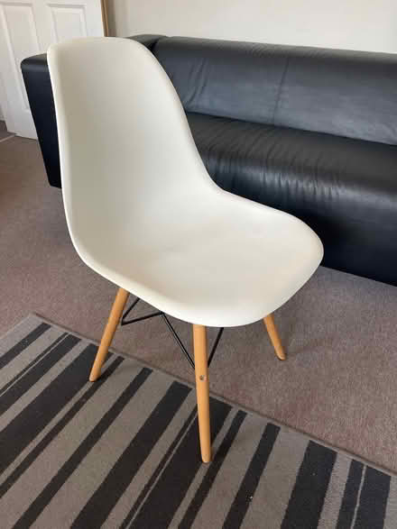 Photo of free White chair with wooden legs (SW12) #1