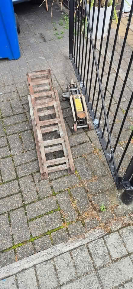Photo of free Trolly jack and srands (Camberwell) #1