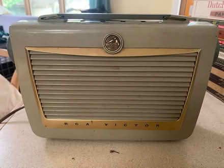 Photo of free 1950's radio (NE Bellevue) #1