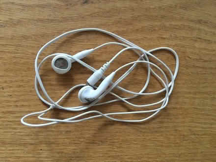 Photo of free White earphones (Greenwich SE10) #1