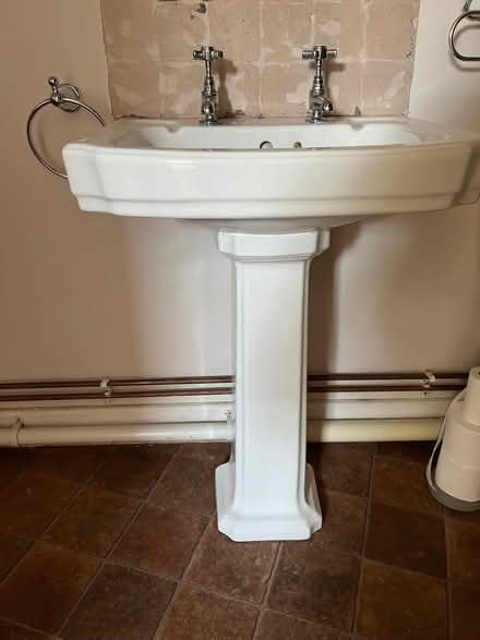Photo of free Pedestal basin (Williton TA4) #1