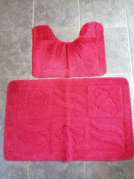 Photo of free Red pedestal and bath mat (Presteigne LD8) #1