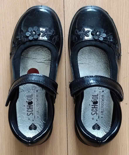 Photo of free girl school shoe (Weeping Cross ST17) #1