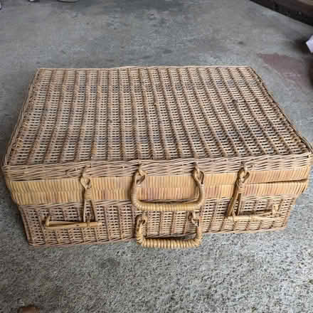 Photo of free Vintage picnic hamper (Cliff Hill CV34) #1