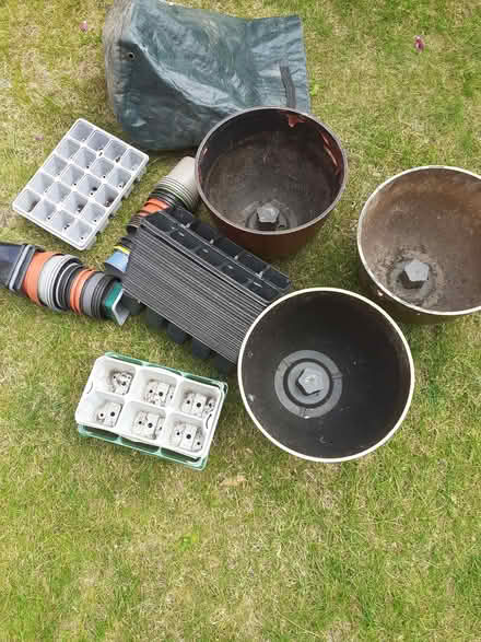 Photo of free Pots and seedling trays (Houghton Regis LU5) #1