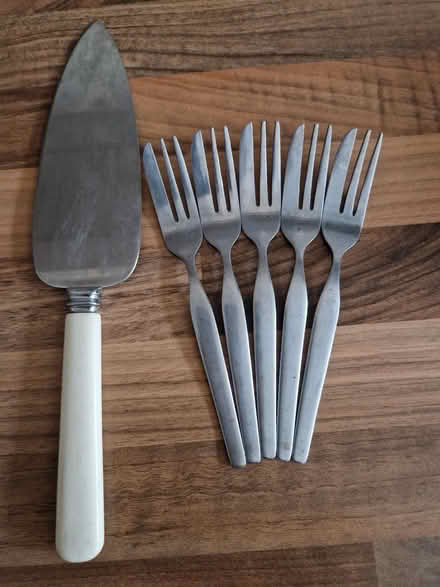 Photo of free Cake slice and 5 cake forks (Mackworth Estate DE22) #1