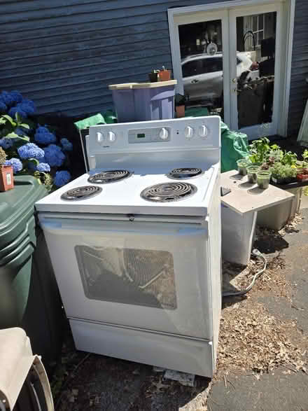 Photo of free White electric stove (Everett/Lynnwood/Edmonds) #2