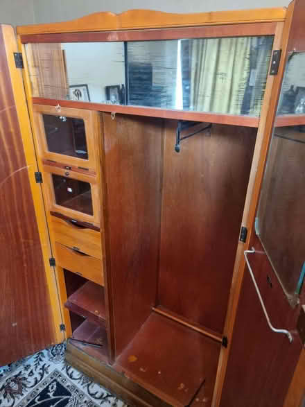 Photo of free wardrobe (Nether Green S11) #3