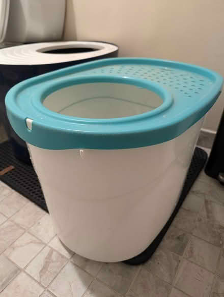 Photo of free Top entry litter box (14th Street) #1