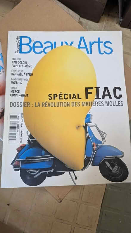 Photo of free French language 'vintage' art mags (King George's Park: SW18 4) #1