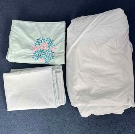 Photo of free 4 pillow cases and fitted king size sheet (Mandeville DT4) #1