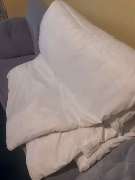 Photo of free Double duvet, vgc, 13.5 tog (Hove BN3) #1