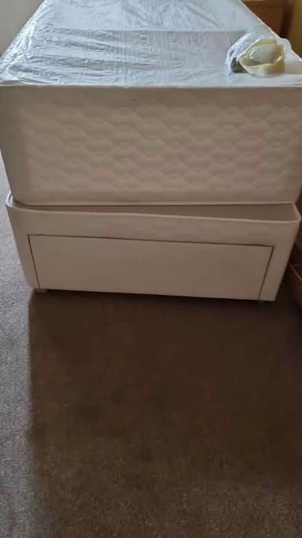 Photo of free 4 dining room chairs and devans (Glasgow G13) #1