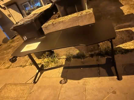 Photo of free Large computer desk (Cr7 8lw) #1