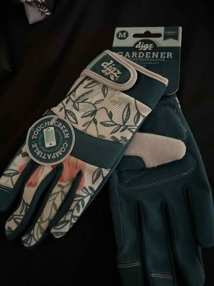 Photo of free women’s size medium garden gloves (Wood-Ridge) #2