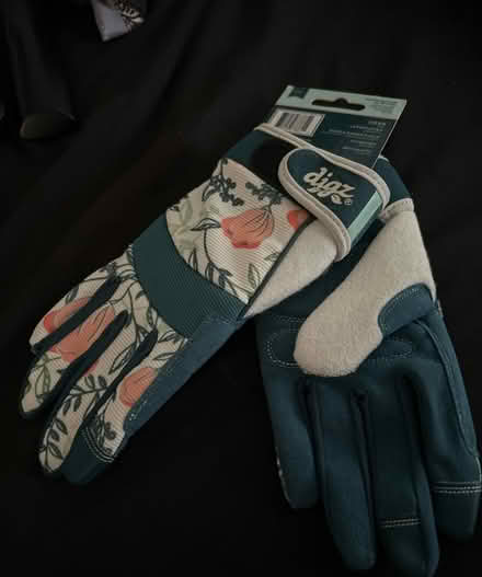 Photo of free women’s size medium garden gloves (Wood-Ridge) #1