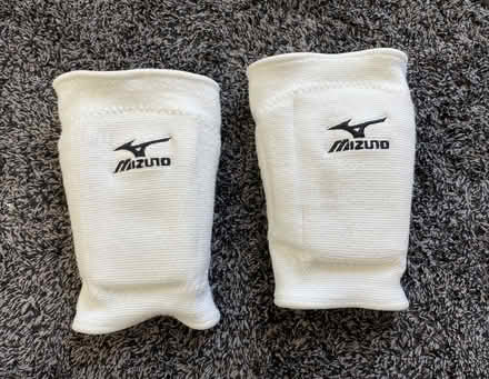Photo of free Mizuna volleyball kneepads for teen (Los Altos) #1