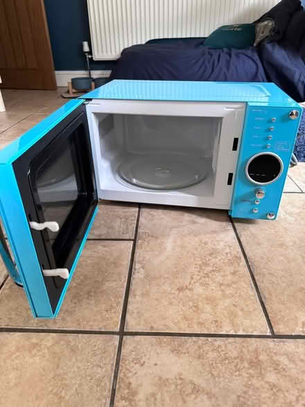 Photo of free Fully working blue microwave (Borrowash) #2