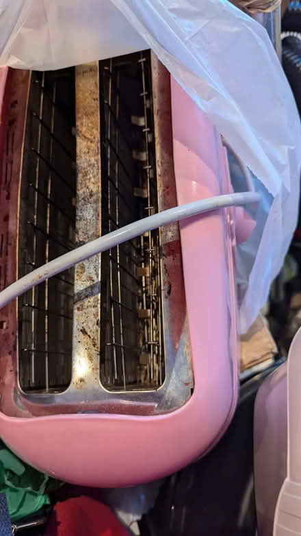 Photo of free working toaster pink (Fleetwood FY7) #1