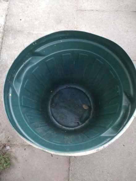 Photo of free Plastic dustbin (no lid) (Norham Manor OX2) #2