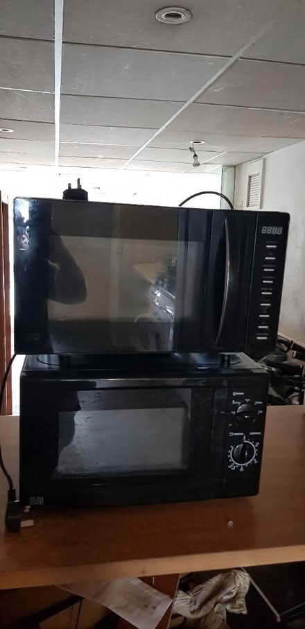 Photo of free 2 working microwaves (Farnborough GU14) #1