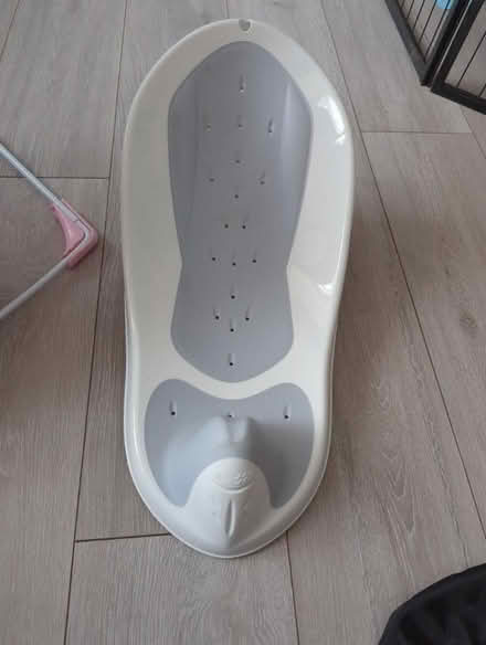 Photo of free Newborn Baby bath seat (Chessington KT9) #1