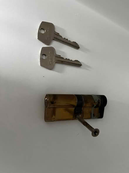 Photo of free Cyclinder Door lock and 2 keys (South Ockendon RM15) #1