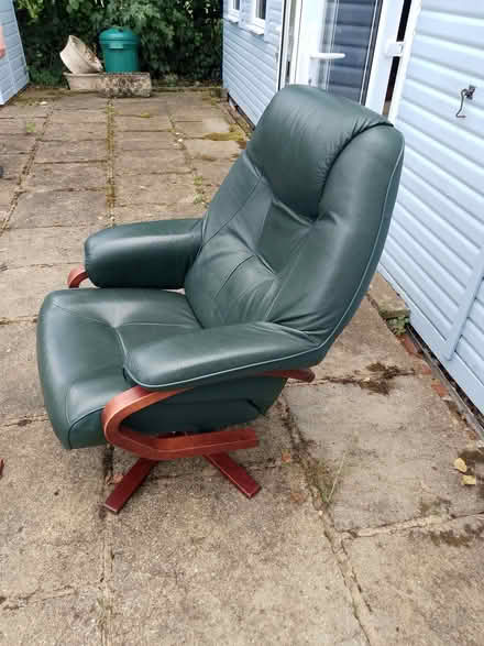 Photo of free Swivel chair and foot rest (Kit's Coty ME20) #2