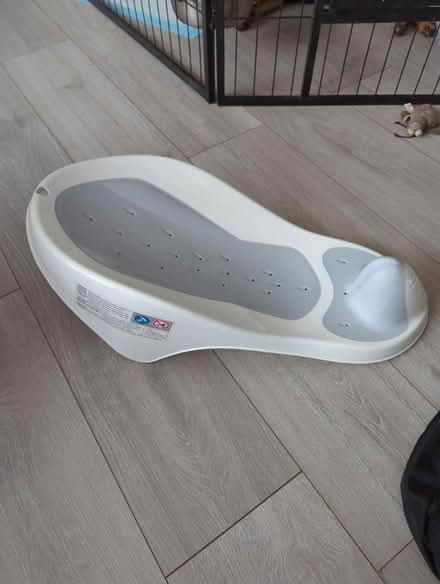 Photo of free Newborn Baby bath seat (Chessington KT9) #2