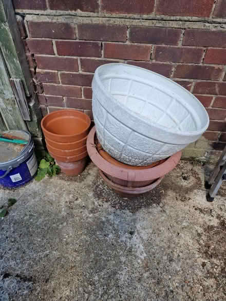 Photo of free Assorted plant pots (Luton LU2) #2