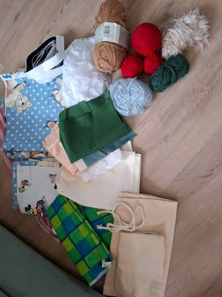 Photo of free odd balls of wool and material (RG5 Woodley) #1