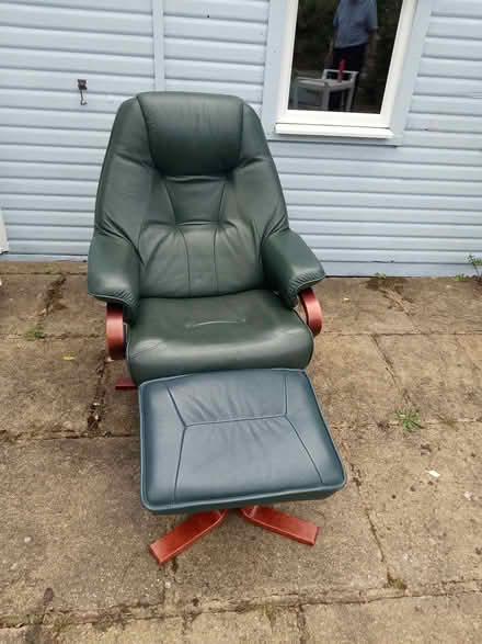 Photo of free Swivel chair and foot rest (Kit's Coty ME20) #1