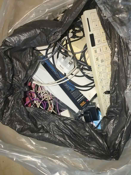 Photo of free mixed bag of chargers & cables (SW2) #1