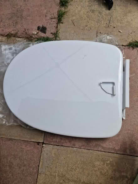 Photo of free New toilet seat - broken corner (Luton LU2) #1