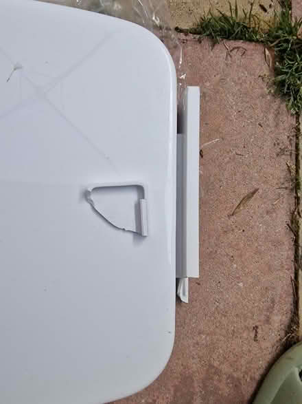 Photo of free New toilet seat - broken corner (Luton LU2) #2
