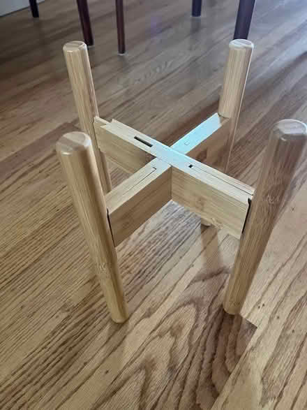 Photo of free raised dog bowl stand (Woodside Plaza) #1