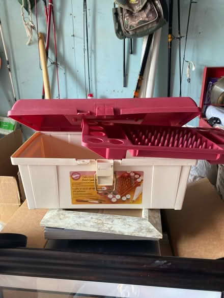 Photo of free Wilton cake decorating tool caddt (Lindenhurst south of Hoffman) #1