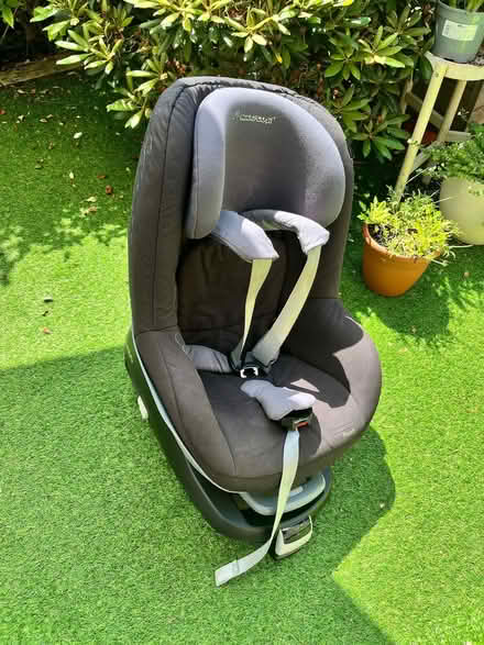 Photo of free Maxicosi toddler car seat with isofix base (Brentford Gate TW8) #1