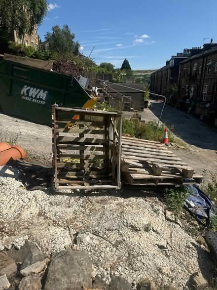 Photo of free Wood crate and pallets (Ripponden HX6) #1