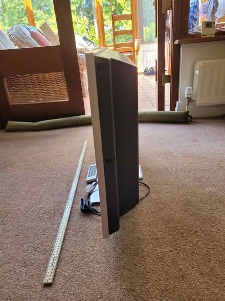 Photo of free Flat screen tv (Le24fg) #2