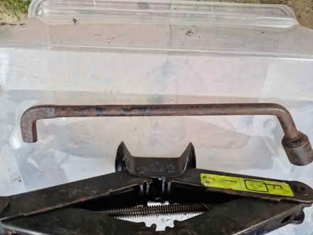 Photo of free Tyre wrench and jack (Luton LU2) #3