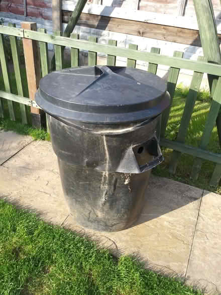 Photo of free Basic rubbish bin. Black. Used but ok (Hawbush DY5) #4