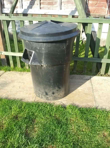 Photo of free Basic rubbish bin. Black. Used but ok (Hawbush DY5) #1