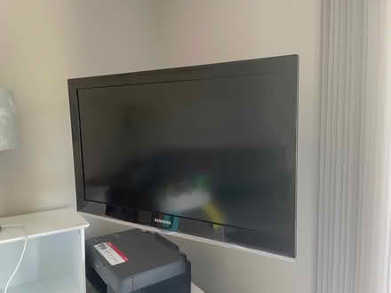Photo of free 32 inch TV and wall bracket (Aylesbury Vale LU7) #1