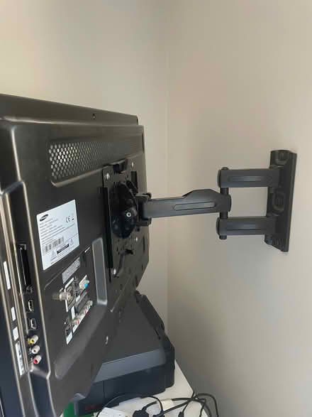 Photo of free 32 inch TV and wall bracket (Aylesbury Vale LU7) #2