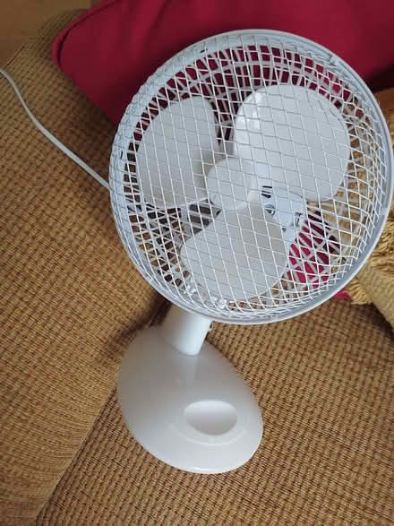 Photo of free Working Small Desk Fan (Warminster BA12) #2