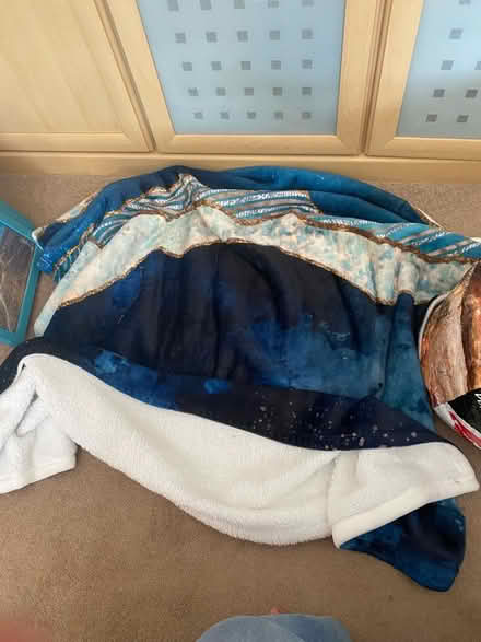 Photo of free Thick blanket (En5 3da) #1